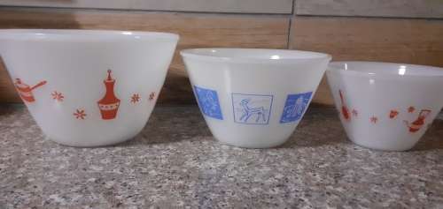 3 PERFECT MILKGLASS MIXING BOWLS