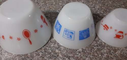 3 PERFECT MILKGLASS MIXING BOWLS