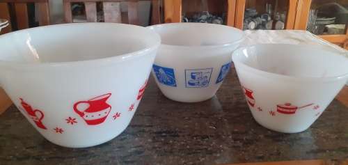 3 PERFECT MILKGLASS MIXING BOWLS