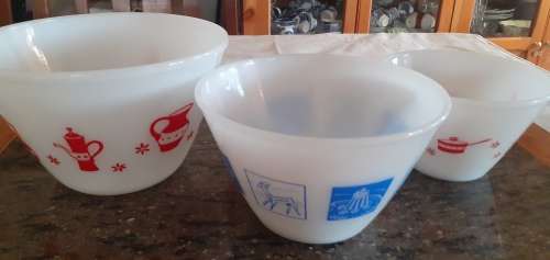 3 PERFECT MILKGLASS MIXING BOWLS