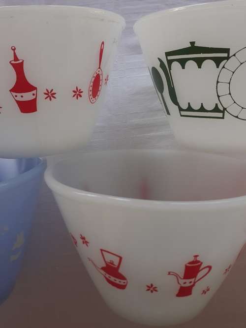 5 MILK GLASS MIXING BOWLS FOR ONE BID