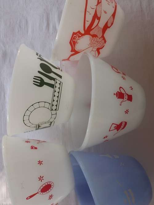 5 MILK GLASS MIXING BOWLS FOR ONE BID