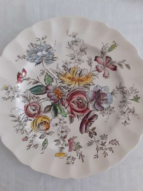 PERFECT SHERATON PATTERN DINNER PLATE 6 AVAILABLE BY JOHNSON BROS