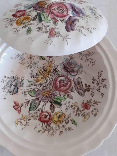 BEAUTIFUL SHERATON JOHNSON BROS TUREEN