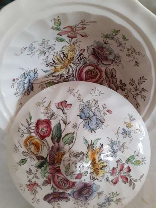 BEAUTIFUL SHERATON JOHNSON BROS TUREEN