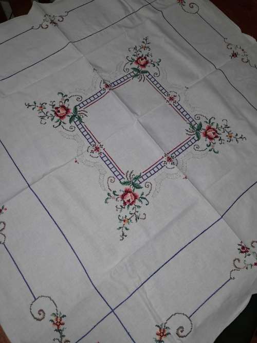 STUNNING SQUARE Hand EMBROIDERED TABLECLOTH 104CM