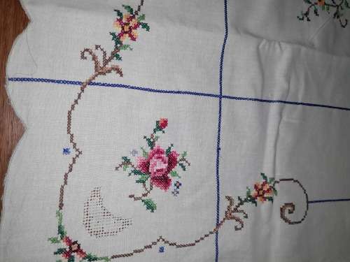 STUNNING SQUARE Hand EMBROIDERED TABLECLOTH 104CM