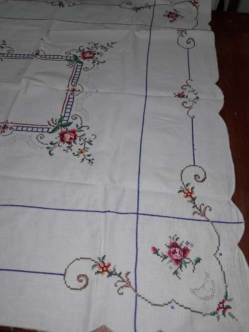 STUNNING SQUARE Hand EMBROIDERED TABLECLOTH 104CM