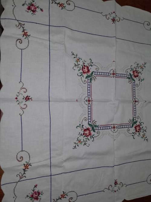 STUNNING SQUARE Hand EMBROIDERED TABLECLOTH 104CM