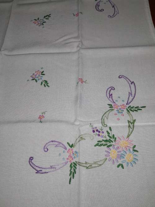 BEAUTIFUL HAND EMBROIDERED SQUARE TABLECLOTH 78X78CM