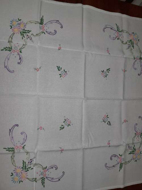 BEAUTIFUL HAND EMBROIDERED SQUARE TABLECLOTH 78X78CM