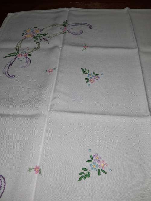 BEAUTIFUL HAND EMBROIDERED SQUARE TABLECLOTH 78X78CM