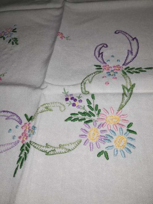 BEAUTIFUL HAND EMBROIDERED SQUARE TABLECLOTH 78X78CM