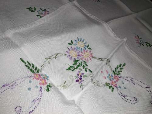 BEAUTIFUL HAND EMBROIDERED SQUARE TABLECLOTH 78X78CM