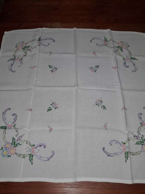 BEAUTIFUL HAND EMBROIDERED SQUARE TABLECLOTH 78X78CM