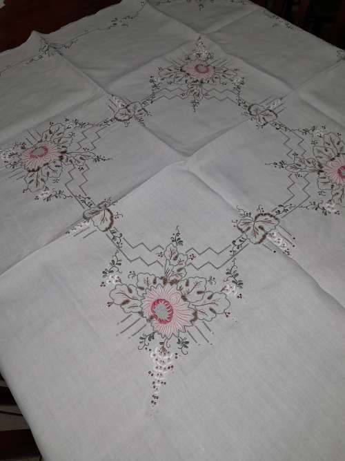 BEAUTIFUL LINEN EMBROIDERED LINEN TABLECLOTH 126 X126CM