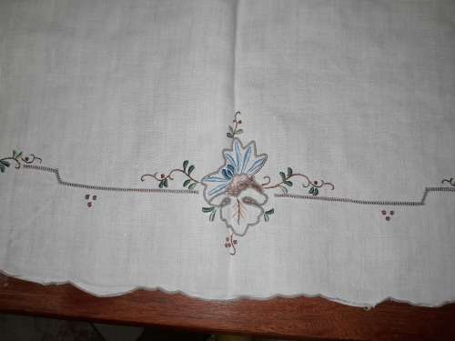 BEAUTIFUL LINEN EMBROIDERED LINEN TABLECLOTH 126 X126CM