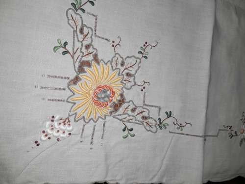BEAUTIFUL LINEN EMBROIDERED LINEN TABLECLOTH 126 X126CM