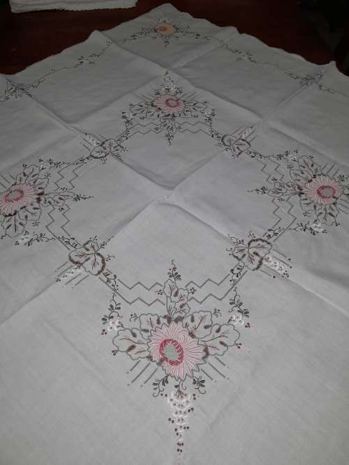BEAUTIFUL LINEN EMBROIDERED LINEN TABLECLOTH 126 X126CM