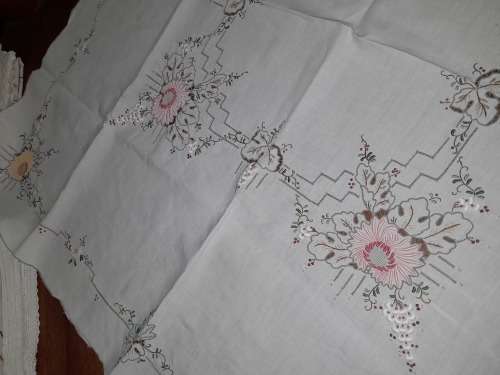 BEAUTIFUL LINEN EMBROIDERED LINEN TABLECLOTH 126 X126CM