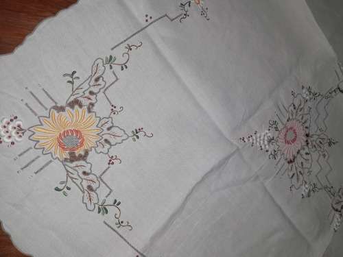 BEAUTIFUL LINEN EMBROIDERED LINEN TABLECLOTH 126 X126CM