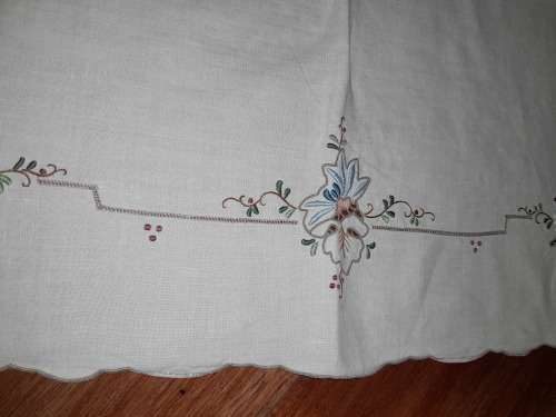 BEAUTIFUL LINEN EMBROIDERED LINEN TABLECLOTH 126 X126CM