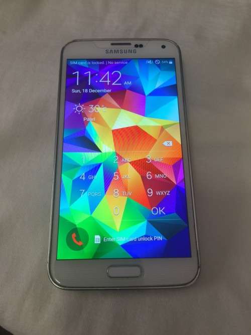 Samsung Galaxy S5, the big one in white with glass screen protection and avenir cover.
