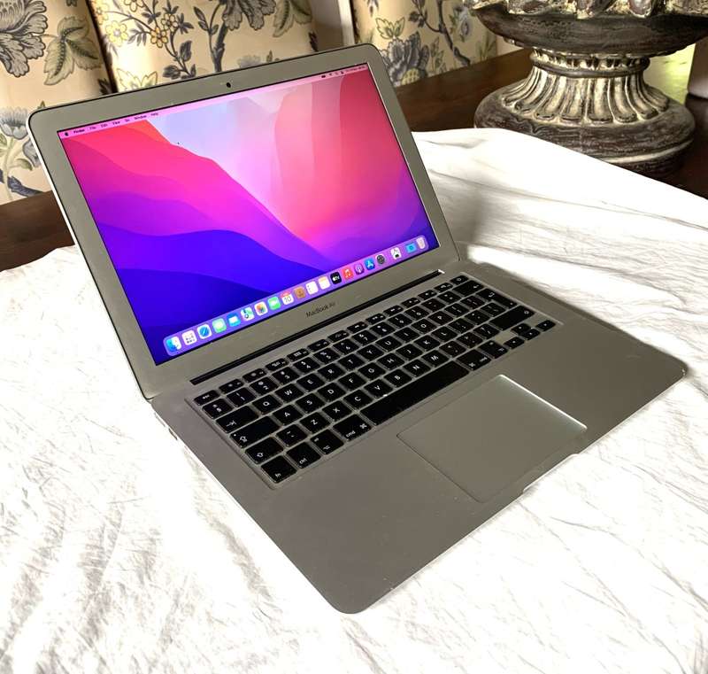 MacBook Air 13` 2017 model, new battery, cycle count 2, see actual photos.