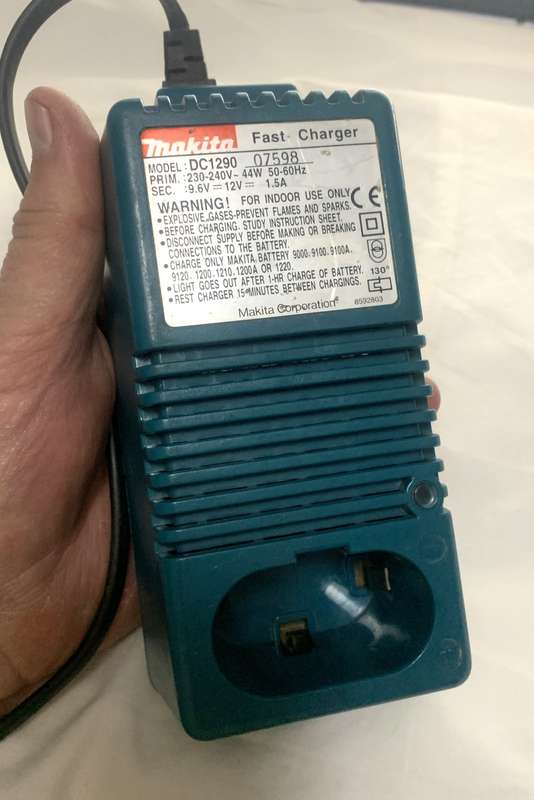 Makita DC1290 Fast Charger Plus 2 batteries, 14.4V 1.3Ah and 18V 2.0Ah..