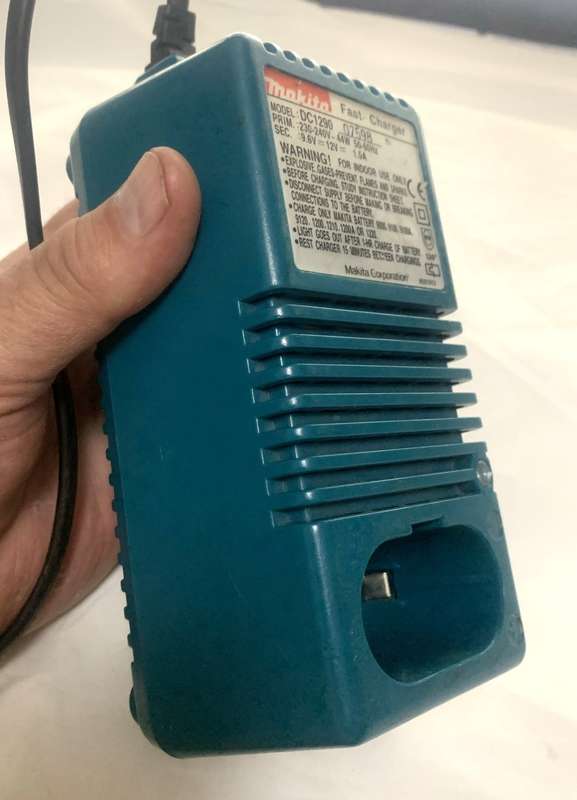 Makita DC1290 Fast Charger Plus 2 batteries, 14.4V 1.3Ah and 18V 2.0Ah..