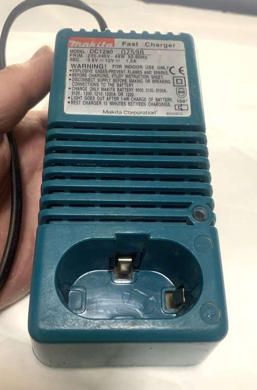 Makita DC1290 Fast Charger Plus 2 batteries, 14.4V 1.3Ah and 18V 2.0Ah..
