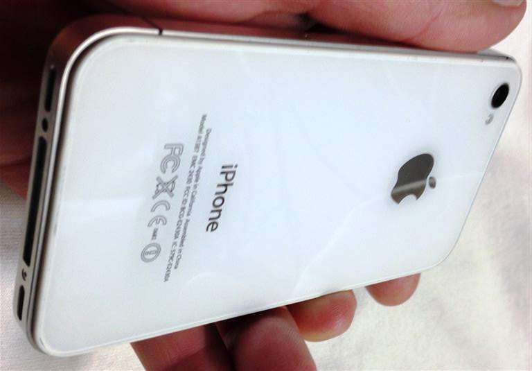 iPhone 4s white model: A1387 not responding does not turn on, photos are of the actual phone.