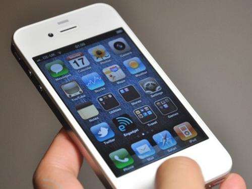 iPhone 4S (White) 32GB internal memory in spotless condition, comes with original box and charger.