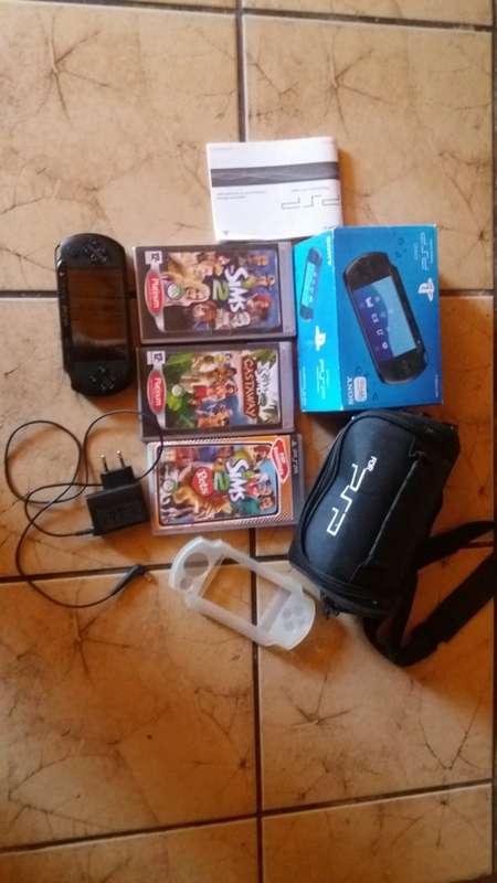 PSP CONSOLE WITH CARRY BAG X3 GAMES AND 8g Memory Card