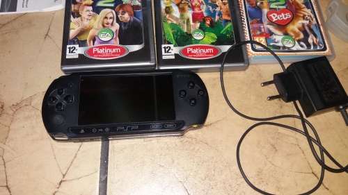 PSP CONSOLE WITH CARRY BAG X3 GAMES AND 8g Memory Card