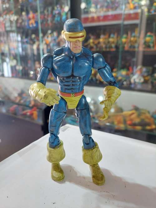 2005 Toy Biz Marvel Legends CYCLOPS Action Figure
