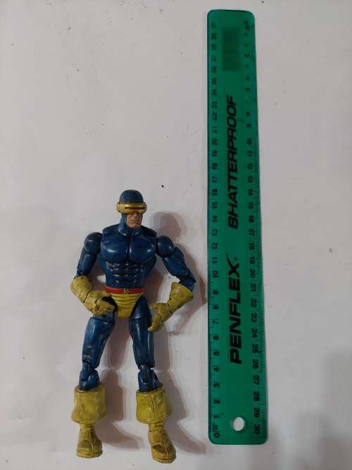 2005 Toy Biz Marvel Legends CYCLOPS Action Figure