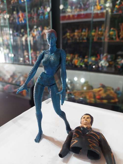 2001 Toy Biz Marvel Legends MYSTIQUE Action Figure