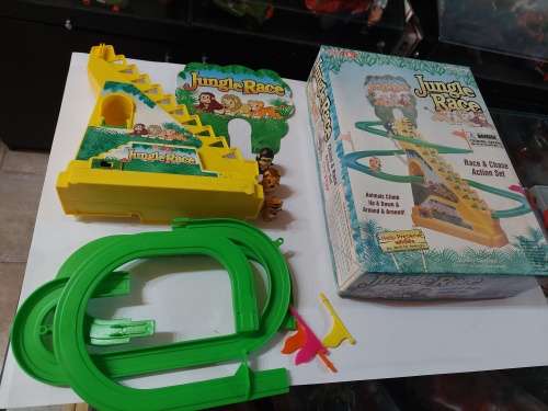 JUNGLE RACE `RACE AND CHASE ACTION SET`