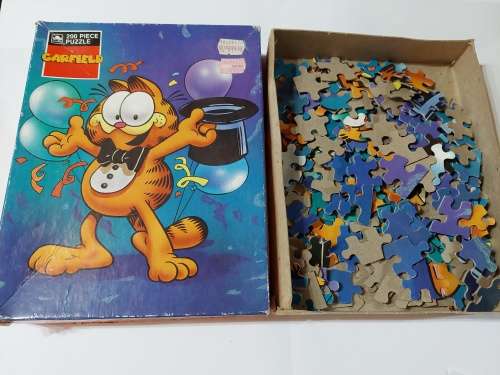1989 GARFIELD 200 Piece Puzzle 197/200 Pieces Present Vintage Figures