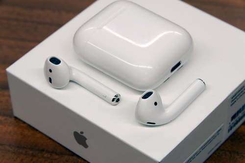 Apple Airpods With Charging Case Wireless bluetooth earphone - Used still in good condition