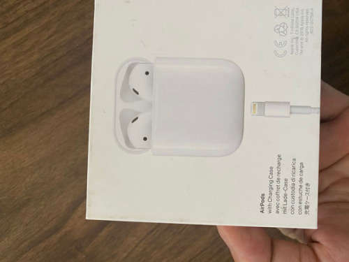 Apple Airpods With Charging Case Wireless bluetooth earphone - Used still in good condition