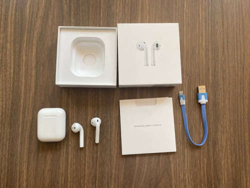 Apple Airpods With Charging Case Wireless bluetooth earphone - Used still in good condition
