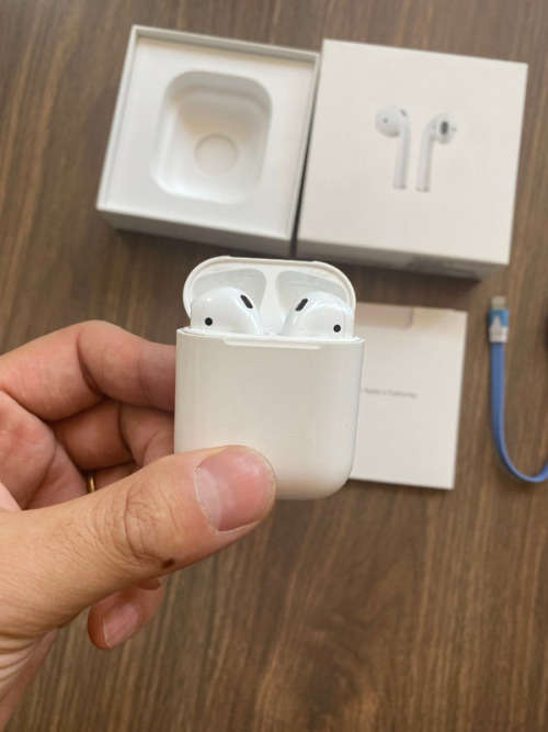 Apple Airpods With Charging Case Wireless bluetooth earphone - Used still in good condition