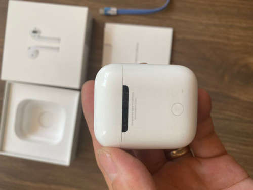 Apple Airpods With Charging Case Wireless bluetooth earphone - Used still in good condition