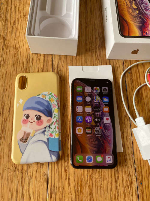 Apple Iphone Xs Gold 64g - With Box and Cover Charger Cable