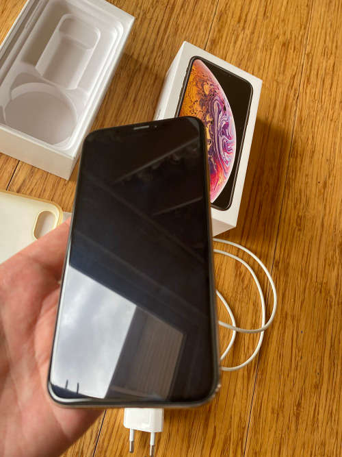 Apple Iphone Xs Gold 64g - With Box and Cover Charger Cable
