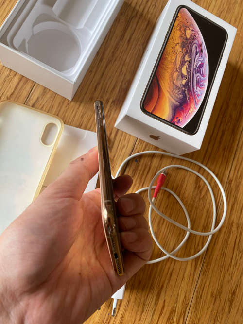 Apple Iphone Xs Gold 64g - With Box and Cover Charger Cable