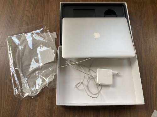 Apple Macbook Pro 15incl Notebook with Retina Display i7 cup 2.2g , 16gb Ram, 256G SSD