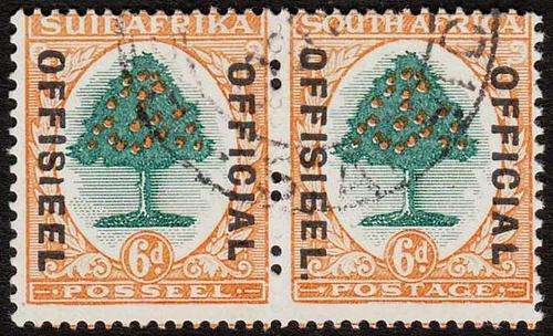 SA 1930 OFFICIALS 6d USED PAIR SHOWING STOP AFTER OFFISIEEL ON ENGLISH STAMP. C/V R450